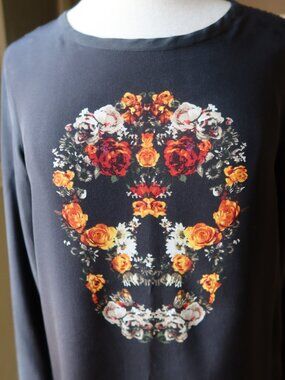 Equipment black with floral skull top blouse in 100% silk size XS worn once! S s